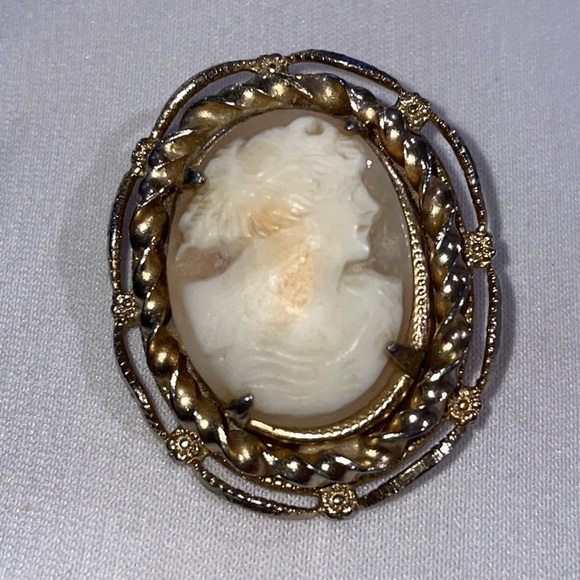 Vintage Carved shell cameo brooch pin - Picture 4 of 4